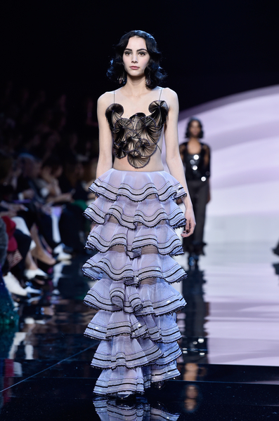 阿玛尼(Armani Privé)-2016年巴黎春夏高级定制时装周(Pascal Le Segretain/Getty Images) 阿玛尼(Armani Privé)-2016年巴黎春夏高级定制时装周(Pascal Le Segretain/Getty Images)