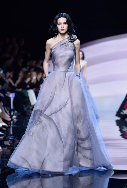 阿玛尼(Armani Privé)-2016年巴黎春夏高级定制时装周(Pascal Le Segretain/Getty Images) 阿玛尼(Armani Privé)-2016年巴黎春夏高级定制时装周(Pascal Le Segretain/Getty Images)