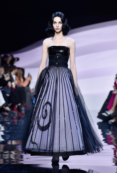阿玛尼(Armani Privé)-2016年巴黎春夏高级定制时装周(Pascal Le Segretain/Getty Images) 阿玛尼(Armani Privé)-2016年巴黎春夏高级定制时装周(Pascal Le Segretain/Getty Images)