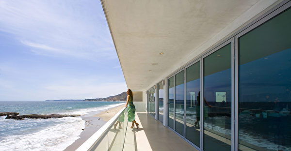 海边豪宅有了FoldFlat技术便能一览无遗，关上玻璃门。（NanaWall提供）