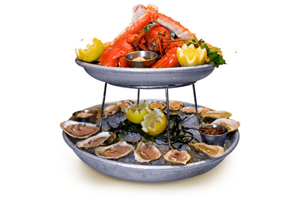 食客海鲜塔。(大纪元图片) 食客海鲜塔。(大纪元图片)