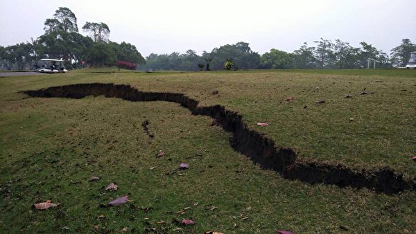 南台灣6日凌晨發生規模6.4地震,造成大樓倒塌、人員死傷。台南南寶球場也受到損害出現裂縫,業者預計修護要花費1個月時間。(球場提供/中央社) 南台灣6日凌晨發生規模6.4地震,造成大樓倒塌、人員死傷。台南南寶球場也受到損害出現裂縫,業者預計修護要花費1個月時間。(球場提供/中央社)