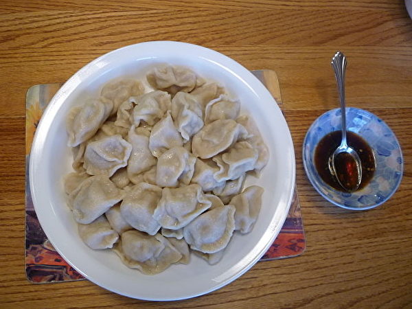 “饺”与“交”谐音,“子”为“子时”,吃饺子,取的是“更岁交子”之意,祈望的是“岁岁福不尽”。(公共领域) “饺”与“交”谐音,“子”为“子时”,吃饺子,取的是“更岁交子”之意,祈望的是“岁岁福不尽”。(公共领域)