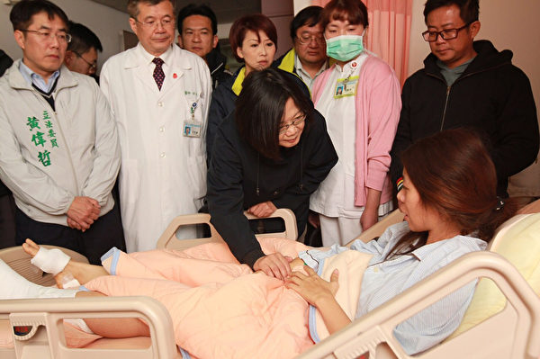 中华民国总统当选人蔡英文(中)8日前往台南市奇美医院探视慰问地震伤者。(奇美医院提供) 中华民国总统当选人蔡英文(中)8日前往台南市奇美医院探视慰问地震伤者。(奇美医院提供)