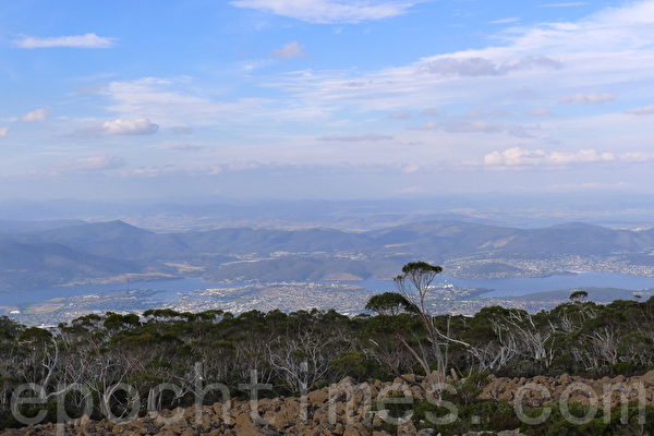 站在威灵顿山顶俯瞰霍巴特及周边的风景。(华苜/大纪元) 站在威灵顿山顶俯瞰霍巴特及周边的风景。(华苜/大纪元)