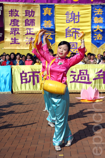 2月8日大年初一，四百名部分香港法轮功学员在中环大会堂的广场，用腰鼓表演、唱歌等方式，向法轮功创始人李洪志大师拜年。（潘在殊/大纪元）