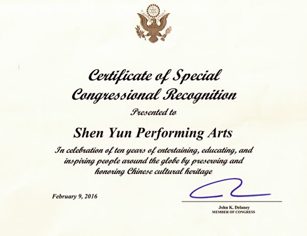 美國馬里蘭州聯邦眾議員德蘭尼(John K. Delaney)為神韻藝術團頒發褒獎令。(大紀元資料室) 美國馬里蘭州聯邦眾議員德蘭尼(John K. Delaney)為神韻藝術團頒發褒獎令。(大紀元資料室)