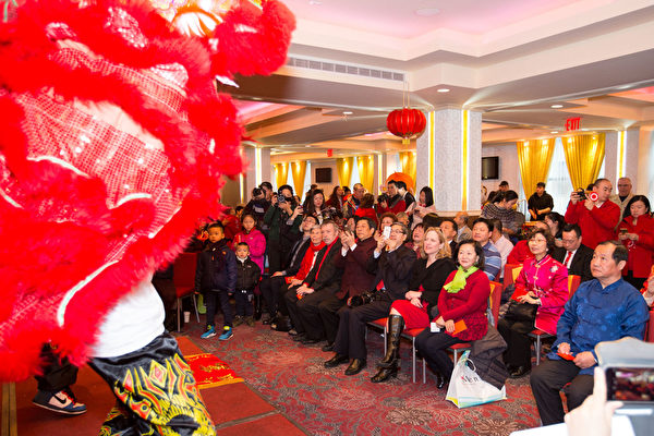 2016年2月8日，纽约法拉盛华人工商促进会举办迎接中国新年庆典活动。庆祝大会在美国亚裔文化协会“祥狮献瑞”的醒狮表演中拉开帷幕。（戴兵／大纪元）