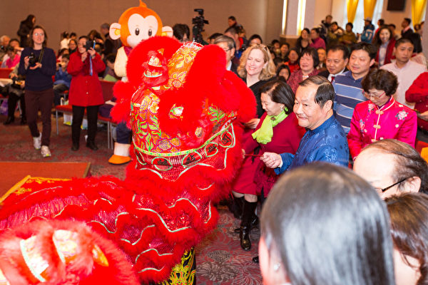 2016年2月8日，纽约法拉盛华人工商促进会举办迎接中国新年庆典活动。庆祝大会在美国亚裔文化协会“祥狮献瑞”的醒狮表演中拉开帷幕。（戴兵／大纪元）
