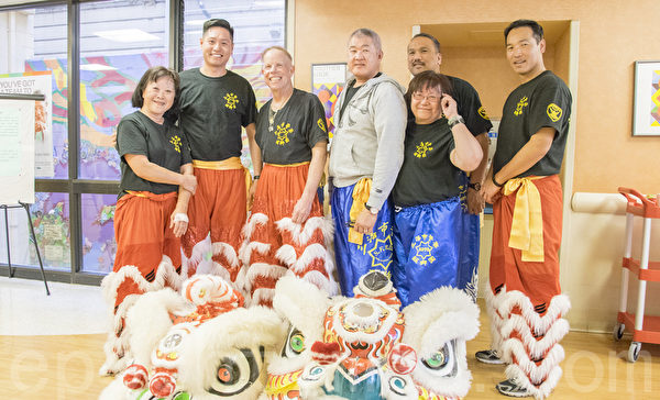 舊金山警察醒獅團大年初三為中國城耆老們表演,慶祝新年。(曹景哲/大紀元) 舊金山警察醒獅團大年初三為中國城耆老們表演,慶祝新年。(曹景哲/大紀元)