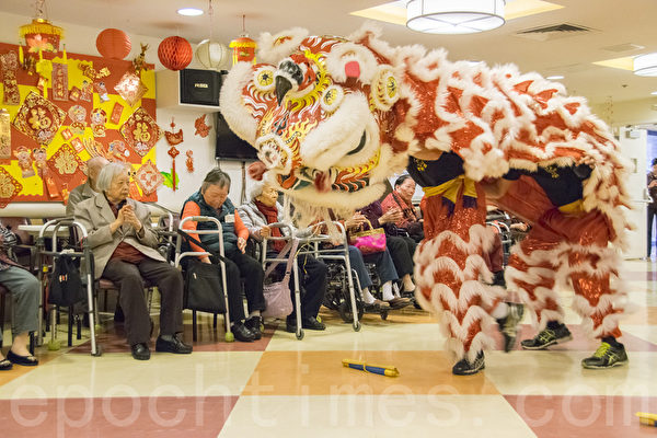 舊金山警察醒獅團大年初三為中國城耆老們表演,慶祝新年。(曹景哲/大紀元) 舊金山警察醒獅團大年初三為中國城耆老們表演,慶祝新年。(曹景哲/大紀元)