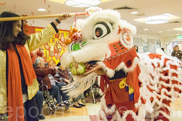 舊金山警察醒獅團大年初三為中國城耆老們表演,慶祝新年。(曹景哲/大紀元) 舊金山警察醒獅團大年初三為中國城耆老們表演,慶祝新年。(曹景哲/大紀元)