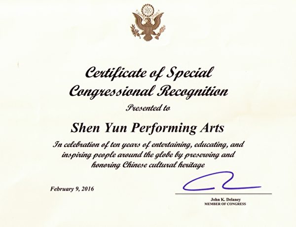 美国联邦众议员德兰尼（John K. Delaney）向神韵艺术团颁发褒奖令。（Epochtimes数据库）