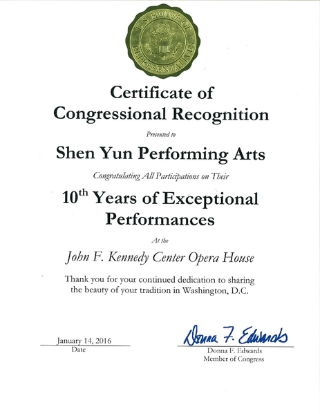 美国联邦众议员爱德华兹（Donna F. Edwards）向神韵艺术团颁发褒奖令。（Epochtimes数据库）