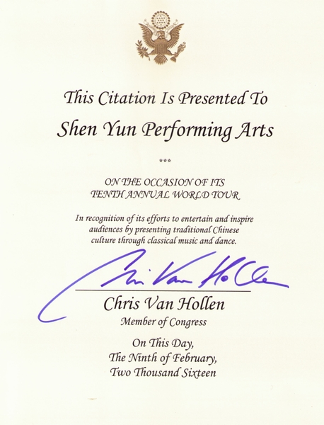 美国联邦众议员范．浩伦（Chris Van Hollen）向神韵艺术团颁发褒奖令。（Epochtimes数据库）