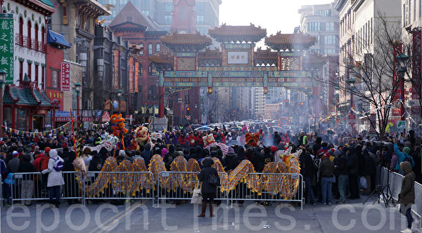 民众放鞭炮欢庆新年。(林帆/大纪元) 民众放鞭炮欢庆新年。(林帆/大纪元)