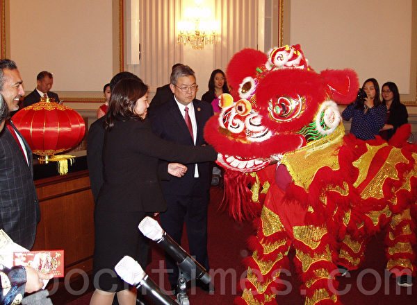 2月10日晚,在美国国会Cannon办公楼内“首届国会新年欢庆和招待会”上,多位国会议员到场,并给狮子喂红包,祝福新年吉祥。(林帆/大纪元) 2月10日晚,在美国国会Cannon办公楼内“首届国会新年欢庆和招待会”上,多位国会议员到场,并给狮子喂红包,祝福新年吉祥。(林帆/大纪元)