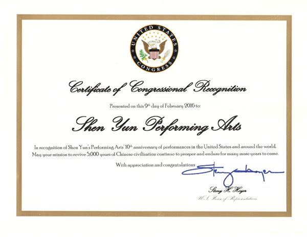 美国国会众议院少数党领袖霍耶（Steny Hoyer）向神韵艺术团颁发褒奖。（Epochtimes数据库）