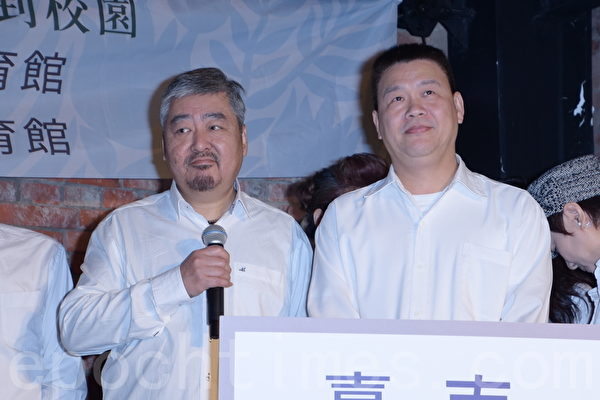 民歌40巡演列车最终站回到校园于2016年2月17日在台北举行记者会。图为木吉他合唱团。(黄宗茂/大纪元) 民歌40巡演列车最终站回到校园于2016年2月17日在台北举行记者会。图为木吉他合唱团。(黄宗茂/大纪元)