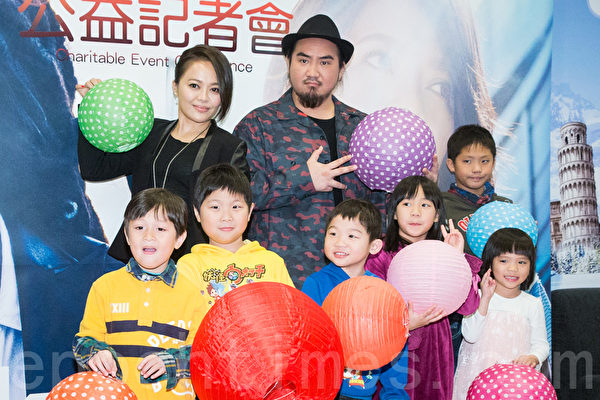 创作歌手Matzka(后右)和戴爱玲(后左)2月17日在台北提前过元宵做公益。(陈柏州/大纪元) 创作歌手Matzka(后右)和戴爱玲(后左)2月17日在台北提前过元宵做公益。(陈柏州/大纪元)