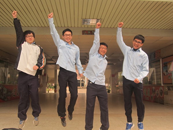 105年度大學學測,嘉義高中成績滿級分人數達4人,分別為科學班林柏翰(左2)、翁碩臨(右2)、張凱傑(右),語文資優班葉鴻鑫(左)。(嘉義高中提供) 105年度大學學測,嘉義高中成績滿級分人數達4人,分別為科學班林柏翰(左2)、翁碩臨(右2)、張凱傑(右),語文資優班葉鴻鑫(左)。(嘉義高中提供)