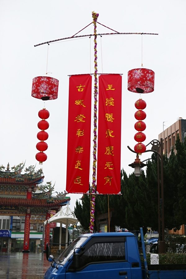 頭城鎮「玉猴騰龍慶元宵 燈彩熠熠照古城」的元宵炮台。(曾漢東/大紀元) 頭城鎮「玉猴騰龍慶元宵 燈彩熠熠照古城」的元宵炮台。(曾漢東/大紀元)