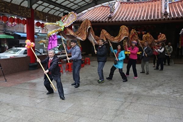 頭城元宵節「孩子龍」的主龍展示。(曾漢東/大紀元) 頭城元宵節「孩子龍」的主龍展示。(曾漢東/大紀元)
