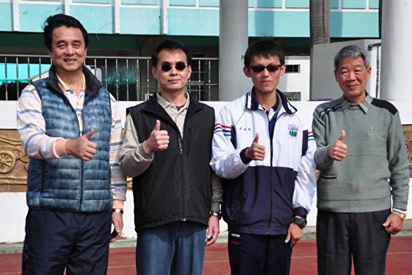 105學年度大學學測18日寄發成績單,臺南私立學校港明高中黃敏睿(右2)拿到滿級分,希望朝醫科邁進。(港明高中提供) 105學年度大學學測18日寄發成績單,臺南私立學校港明高中黃敏睿(右2)拿到滿級分,希望朝醫科邁進。(港明高中提供)