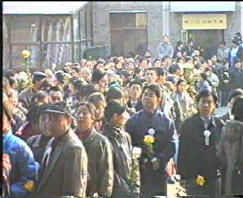 等候在吊唁厅外的法轮功学员(明慧网) 等候在吊唁厅外的法轮功学员(明慧网)