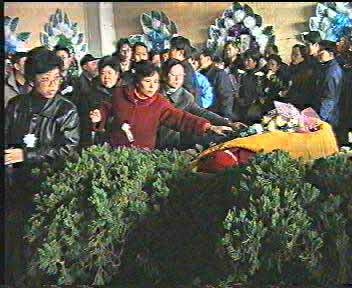 人们向赵昕献上鲜花(明慧网) 人们向赵昕献上鲜花(明慧网)