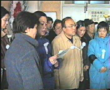 赵昕的妹妹在追悼会上致悼词(明慧网) 赵昕的妹妹在追悼会上致悼词(明慧网)
