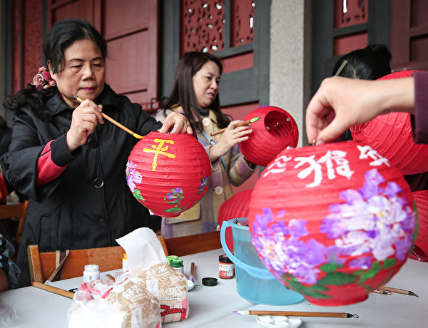 「儒詩儒畫慶元宵─彩繪花燈」活動20日在台北孔廟舉行,現場免費提供150只小燈籠,讓民眾彩繪屬於自己的燈籠,歡喜迎接猴年的到來。(中央社) 「儒詩儒畫慶元宵─彩繪花燈」活動20日在台北孔廟舉行,現場免費提供150只小燈籠,讓民眾彩繪屬於自己的燈籠,歡喜迎接猴年的到來。(中央社)
