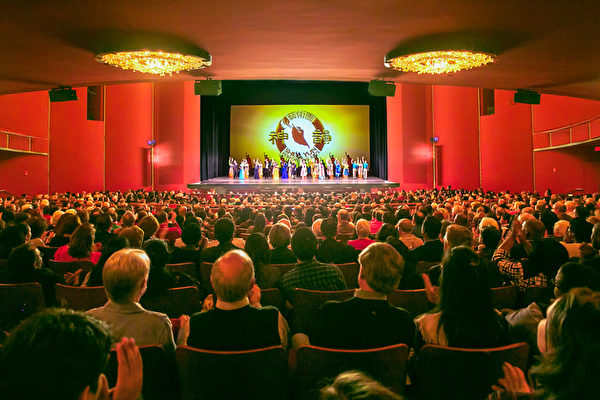 2016年2月20日，神韵纽约艺术团在美国首都华盛顿的肯尼迪艺术中心歌剧院上演了两场演出，现场观众爆满，几乎座无虚席。观众在神韵演出中惊奇地看到一个找回精神信仰的中国。（李莎/大纪元）