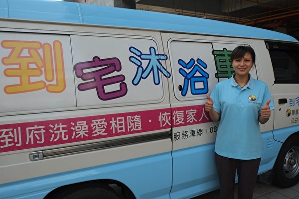 二度就业妈妈林雅惠成功重返职场担任到宅沐浴车照顾服务员,体会到工作助人的快乐。(劳动部劳动力发展署提供) 二度就业妈妈林雅惠成功重返职场担任到宅沐浴车照顾服务员,体会到工作助人的快乐。(劳动部劳动力发展署提供)