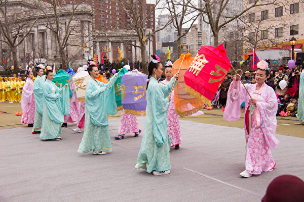為了慶祝元宵節的到來，紐約法輪大法協會昨天（2月21日）在華埠羅斯福公園舉辦活動。仙女表演。（戴兵／大紀元）