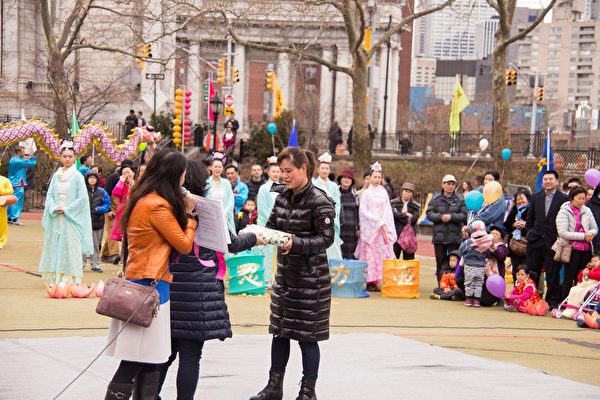 为了庆祝元宵节的到来，纽约法轮大法协会昨天（2月21日）在华埠罗斯福公园举办活动。民众参加抽奖活动。（戴兵／大纪元）