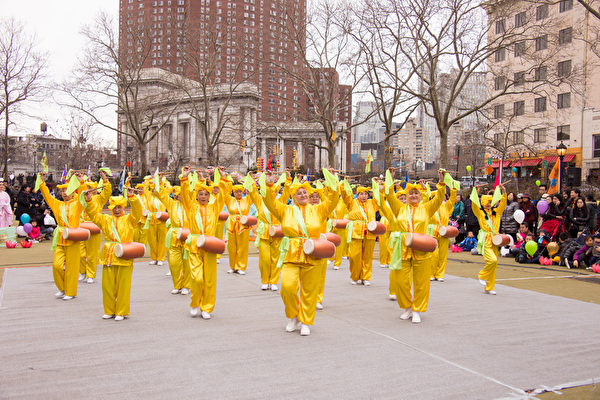 为了庆祝元宵节的到来，纽约法轮大法协会昨天（2月21日）在华埠罗斯福公园举办活动。法轮功腰鼓队表演。（戴兵／大纪元）