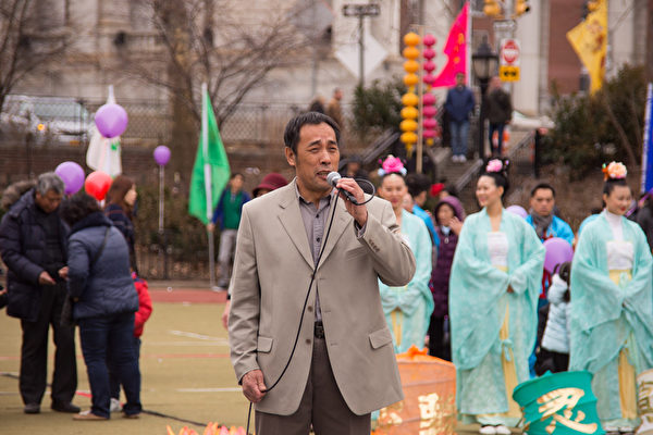 为了庆祝元宵节的到来，纽约法轮大法协会昨天（2月21日）在华埠罗斯福公园举办活动。男声独唱《师恩颂》。（戴兵／大纪元）