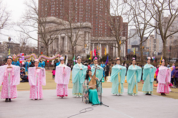 为了庆祝元宵节的到来，纽约法轮大法协会昨天（2月21日）在华埠罗斯福公园举办活动。仙女与中国传统乐器琵琶演奏。（戴兵／大纪元）