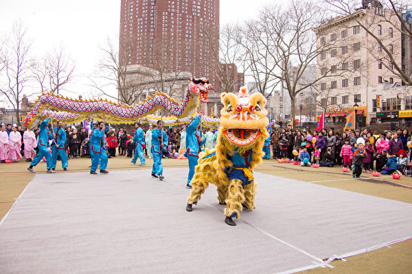 為了慶祝元宵節的到來，紐約法輪大法協會昨天（2月21日）在華埠羅斯福公園舉辦活動。舞龍舞獅表演。（戴兵／大紀元）
