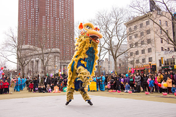 为了庆祝元宵节的到来，纽约法轮大法协会昨天（2月21日）在华埠罗斯福公园举办活动。舞狮表演。（戴兵/大纪元） 