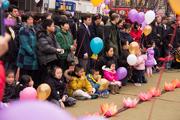 为了庆祝元宵节的到来，纽约法轮大法协会昨天（2月21日）在华埠罗斯福公园举办活动。活动吸引了社区的华裔居民驻足观看。（戴兵/大纪元） 

