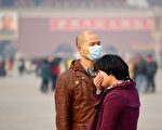 2015年冬季，中国大陆300多个城市空气严重污染，半壁江山被阴霾笼罩。图为2013年北京天安门广场的游客。(WANG ZHAO/AFP/Getty Images)