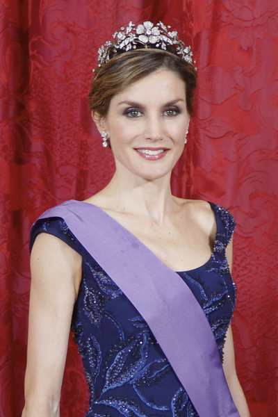 西班牙王后莱蒂西亚(Letizia)穿一件绣有串珠的长礼服,戴了悬垂下坠的耳环,就不再戴项链了,颈部不累赘,是王室穿衣的优雅典范。(Pool/Getty Images) 西班牙王后莱蒂西亚(Letizia)穿一件绣有串珠的长礼服,戴了悬垂下坠的耳环,就不再戴项链了,颈部不累赘,是王室穿衣的优雅典范。(Pool/Getty Images)