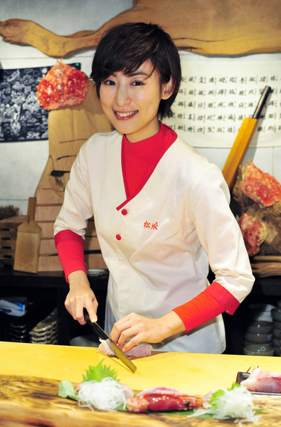 大久保麻梨子日前到日本料理店担任一日店长、挑战切生鱼片。(台视提供) 大久保麻梨子日前到日本料理店担任一日店长、挑战切生鱼片。(台视提供)