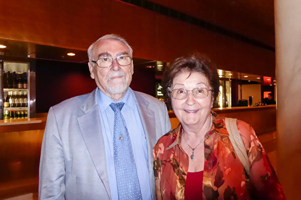 2016年2月24日下午，退休业主Steven Vilagos和夫人观赏了神韵世界艺术团在墨尔本的最后一场演出。（史迪／大纪元）