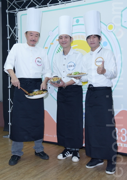 黄连煜(左起)、荒山亮、王宏恩于2016年2月24日在台北化身音乐总铺师,推广原创音乐。(黄宗茂/大纪元) 黄连煜(左起)、荒山亮、王宏恩于2016年2月24日在台北化身音乐总铺师,推广原创音乐。(黄宗茂/大纪元)