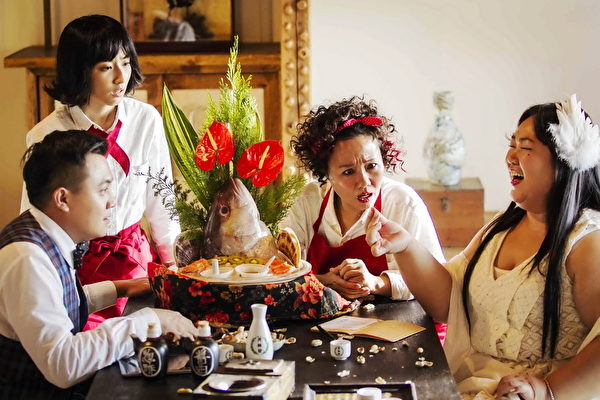 吕雪凤(右二)在新片《五星级鱼干女》中迎战古怪美食“饕客”的挑战。(海鹏提供) 吕雪凤(右二)在新片《五星级鱼干女》中迎战古怪美食“饕客”的挑战。(海鹏提供)