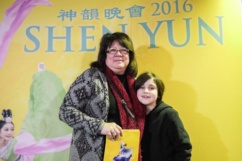 Nancy Henske和孫女觀賞了神韻紐約藝術團2月24日在美國伊州斯普林菲爾德市的演出。(溫文清/大紀元) Nancy Henske和孫女觀賞了神韻紐約藝術團2月24日在美國伊州斯普林菲爾德市的演出。(溫文清/大紀元)