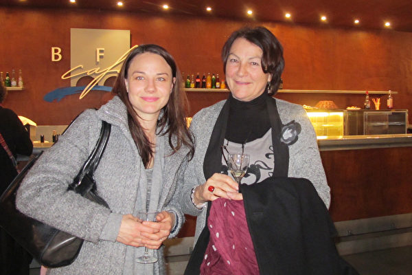 Sitta Campi Revillard（右）和女儿Deborah Thibault-Leblanc赶来欣赏了2月26日晚日内瓦的神韵演出，看完后眼含泪花。（麦蕾／大纪元）